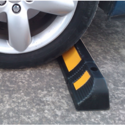 Opritor roti auto reflectorizant pentru parcare sau blocare roti Opritor roti auto reflectorizant pentru parcare sau blocare roti