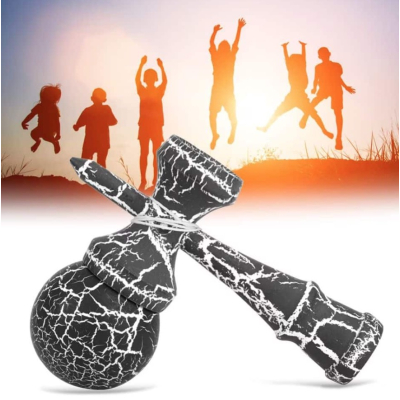 Kendama profesionala din lemn 18 cm model clasic cu design crapat culoare ALB/NEGRU