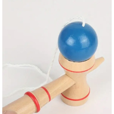 Jucarie Kendama Joc de indemanare din lemn antistres cu dungi rosii
