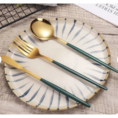 Set de 24 tacamuri elegante si rafinate cu un finisaj luxos VERDE cu AURIU Set de 24 tacamuri elegante si rafinate cu un finisaj luxos VERDE cu AURIU