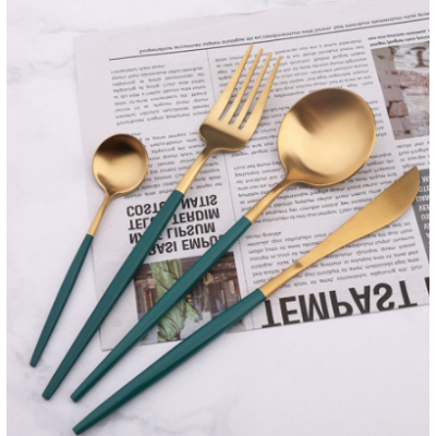 Set de 24 tacamuri elegante si rafinate cu un finisaj luxos VERDE cu AURIU Set de 24 tacamuri elegante si rafinate cu un finisaj luxos VERDE cu AURIU
