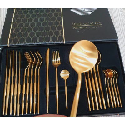 Set de 24 tacamuri elegante si rafinate cu un finisaj luxos AURII Set de 24 tacamuri elegante si rafinate cu un finisaj luxos AURII