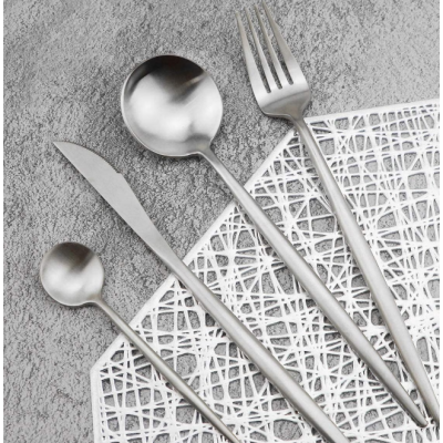 Set de 24 tacamuri elegante si rafinate cu un finisaj luxos ARGINTII Set de 24 tacamuri elegante si rafinate cu un finisaj luxos ARGINTII
