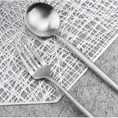 Set de 24 tacamuri elegante si rafinate cu un finisaj luxos ARGINTII Set de 24 tacamuri elegante si rafinate cu un finisaj luxos ARGINTII
