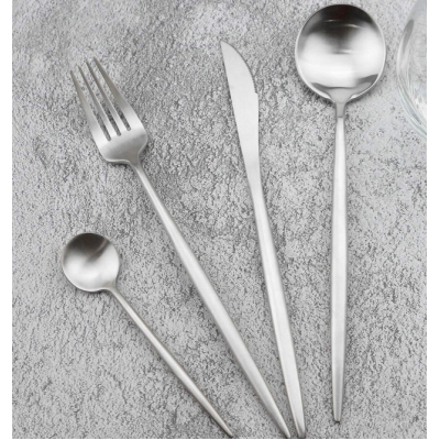 Set de 24 tacamuri elegante si rafinate cu un finisaj luxos ARGINTII Set de 24 tacamuri elegante si rafinate cu un finisaj luxos ARGINTII