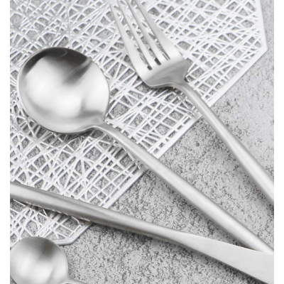 Set de 24 tacamuri elegante si rafinate cu un finisaj luxos ARGINTII Set de 24 tacamuri elegante si rafinate cu un finisaj luxos ARGINTII