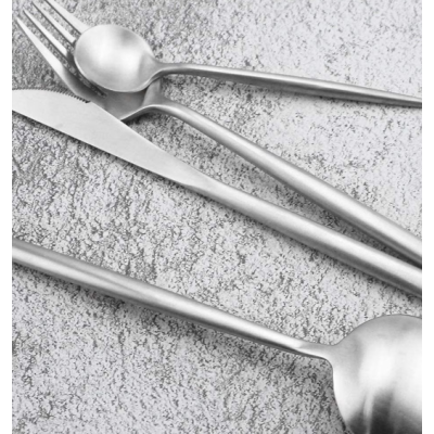 Set de 24 tacamuri elegante si rafinate cu un finisaj luxos ARGINTII Set de 24 tacamuri elegante si rafinate cu un finisaj luxos ARGINTII