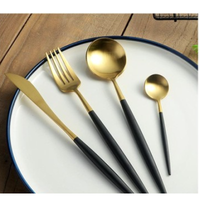 Set de 24 tacamuri elegante si rafinate cu un finisaj luxos NEGRU cu AURIU Set de 24 tacamuri elegante si rafinate cu un finisaj luxos NEGRU cu AURIU