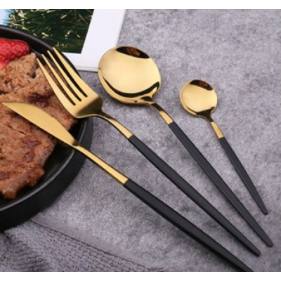 Set de 24 tacamuri elegante si rafinate cu un finisaj luxos NEGRU cu AURIU Set de 24 tacamuri elegante si rafinate cu un finisaj luxos NEGRU cu AURIU
