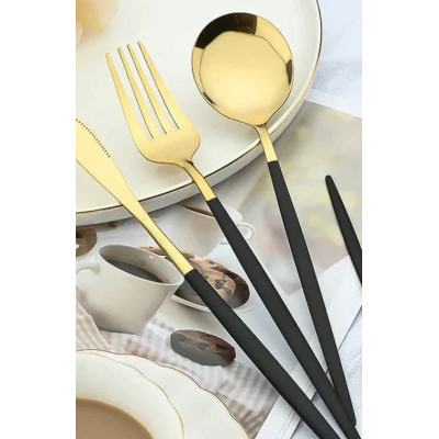 Set de 24 tacamuri elegante si rafinate cu un finisaj luxos NEGRU cu AURIU Set de 24 tacamuri elegante si rafinate cu un finisaj luxos NEGRU cu AURIU