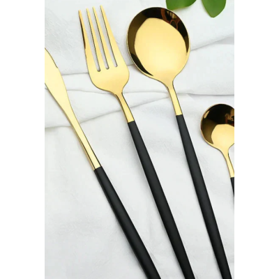 Set de 24 tacamuri elegante si rafinate cu un finisaj luxos NEGRU cu AURIU Set de 24 tacamuri elegante si rafinate cu un finisaj luxos NEGRU cu AURIU