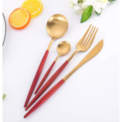 Set de 4 piese tacamuri in stil portughez- culoare rosu si auriu Set de 4 piese tacamuri in stil portughez- culoare rosu si auriu