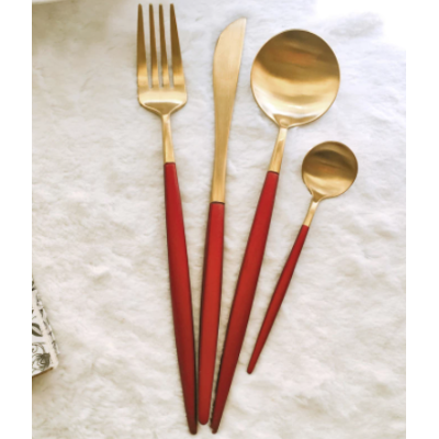 Set de 4 piese tacamuri in stil portughez- culoare rosu si auriu Set de 4 piese tacamuri in stil portughez- culoare rosu si auriu