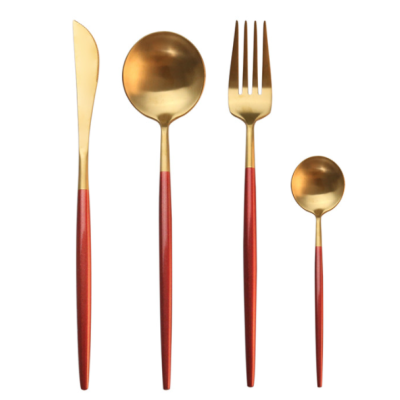 Set de 4 piese tacamuri in stil portughez- culoare rosu si auriu Set de 4 piese tacamuri in stil portughez- culoare rosu si auriu