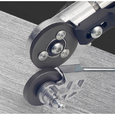 Adaptor electric pentru placi metalice