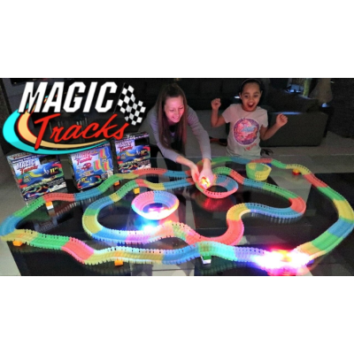 Circuitul Multicolor Magic Track cu o masinuta 220 piese fluorescent