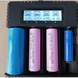 Incarcator HD-8992A cu DISPLAY 4 Acumulatori 4.2V Li-Ion 18650/26650 cu 4 Porturi la priza 220v Incarcator HD-8992A cu DISPLAY 4 Acumulatori 4.2V Li-Ion 18650/26650 cu 4 Porturi la priza 220v