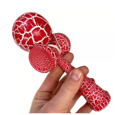 Kendama profesionala din lemn 18 cm model clasic cu design crapat culoare Rosu/Alb Kendama profesionala din lemn 18 cm model clasic cu design crapat culoare Rosu/Alb