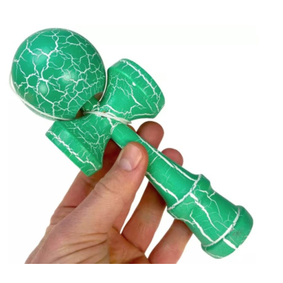 Kendama profesionala din lemn 18 cm model clasic cu design crapat culoare Verde/Alb