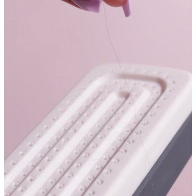 Perie cu Fire din Plastic Retractabila Autocuratare Gri