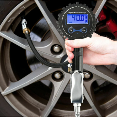 Pistol digital pentru umflat roti