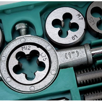 UB Cutie 12 piese Filiere si Tarozi tip trusa SC