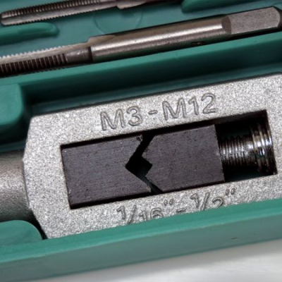 Cutie 12 piese Filiere si Tarozi tip trusa