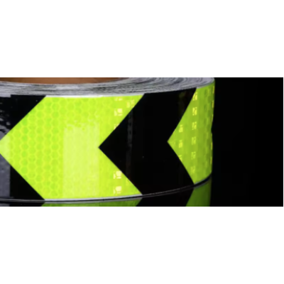 Banda reflectorizanta VERDE cu sageata NEAGRA tip fagure rola 25m x 5 cm