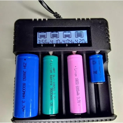 Incarcator HD-8992A cu DISPLAY 4 Acumulatori 4.2V Li-Ion 18650/26650 cu 4 Porturi la priza 220v