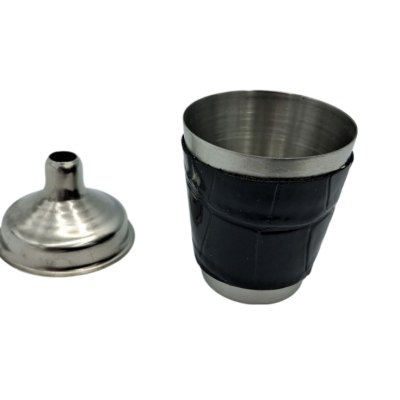 Set Cadou Plosca cu 4 Pahare si palnie model piele sarpe NEGRU