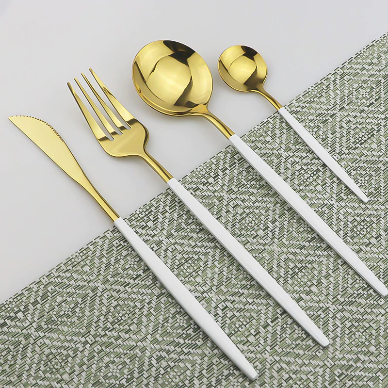 Set de 24 piese tacamuri in stil portughez- culoare Alb si auriu