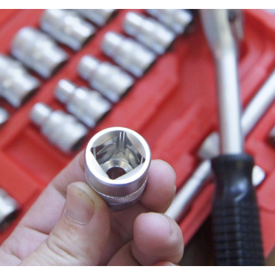 Trusa de scule cu 32 piese chei tubulare si clichet