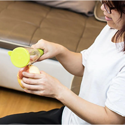 Ustensila pentru curatatul legumelor cu recipient pentru resturi