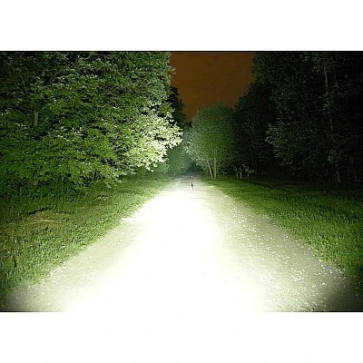 Lanterna Argintie cu MANER Max 800 Lumeni cu Zoom Lanterna Argintie cu MANER Max 800 Lumeni cu Zoom