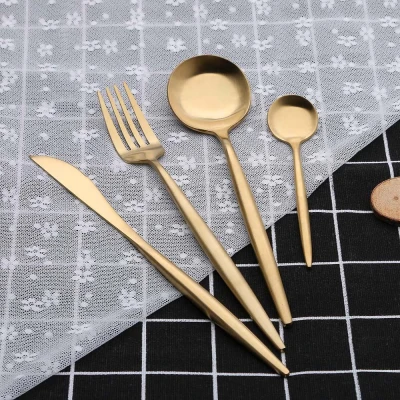 Set de 4 piese tacamuri in stil portughez- culoare auriu