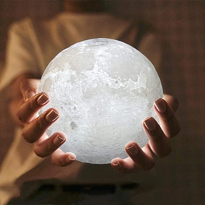 Luna luminoasa cu suport metalic, diametru 13 cm Luna luminoasa cu suport metalic, diametru 13 cm