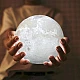 Luna luminoasa cu suport metalic, diametru 13 cm Luna luminoasa cu suport metalic, diametru 13 cm