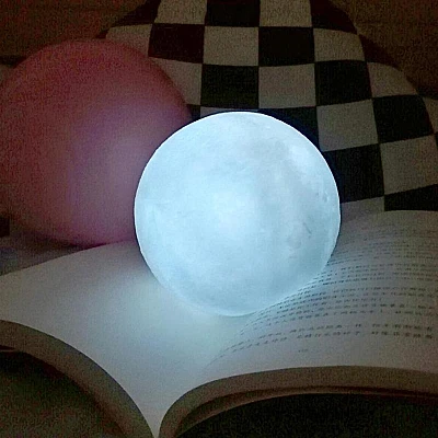Luna luminoasa cu suport metalic, diametru 13 cm Luna luminoasa cu suport metalic, diametru 13 cm