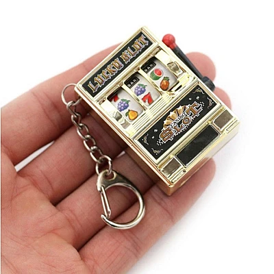 Breloc JackPot interactiv cu maneta Functionala 6 x 4 cm Breloc JackPot interactiv cu maneta Functionala 6 x 4 cm