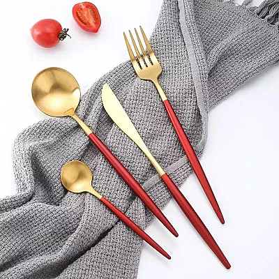 Set de 24 piese tacamuri in stil portughez- culoare rosu si auriu Set de 24 piese tacamuri in stil portughez- culoare rosu si auriu