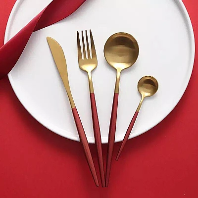 Set de 24 piese tacamuri in stil portughez- culoare rosu si auriu Set de 24 piese tacamuri in stil portughez- culoare rosu si auriu