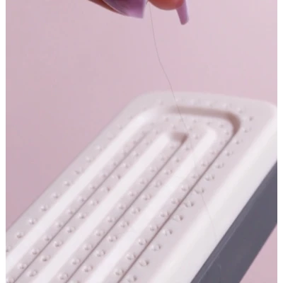 Perie cu Fire din Plastic Retractabila Autocuratare Gri
