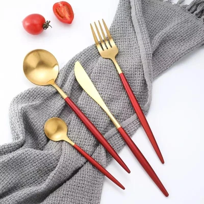 Set de 24 piese tacamuri in stil portughez- culoare rosu si auriu