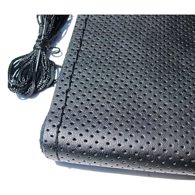 Husa volan Neagra cu ac si ata imitatie piele Husa volan Neagra cu ac si ata imitatie piele