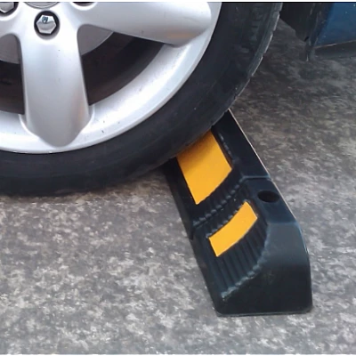 Opritor roti auto reflectorizant pentru parcare sau blocare roti Opritor roti auto reflectorizant pentru parcare sau blocare roti