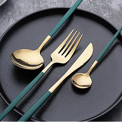 Set de 24 piese tacamuri in stil portughez- culoare Albastru si Auriu Set de 24 piese tacamuri in stil portughez- culoare Albastru si Auriu