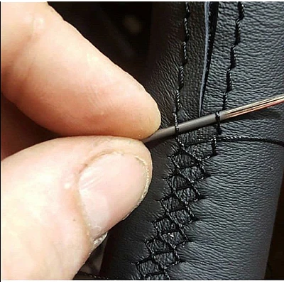 Husa volan Neagra cu ac si ata imitatie piele Husa volan Neagra cu ac si ata imitatie piele