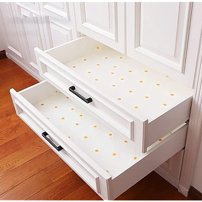 Folie de protectie pentru rafturi 45 x 300cm cu floricele albe Folie de protectie pentru rafturi 45 x 300cm cu floricele albe