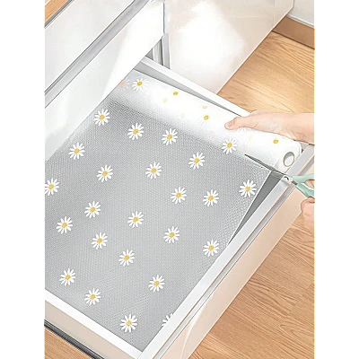Folie de protectie pentru rafturi 45 x 300cm cu floricele albe Folie de protectie pentru rafturi 45 x 300cm cu floricele albe
