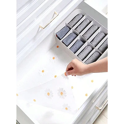Folie de protectie pentru rafturi 45 x 300cm cu floricele albe Folie de protectie pentru rafturi 45 x 300cm cu floricele albe